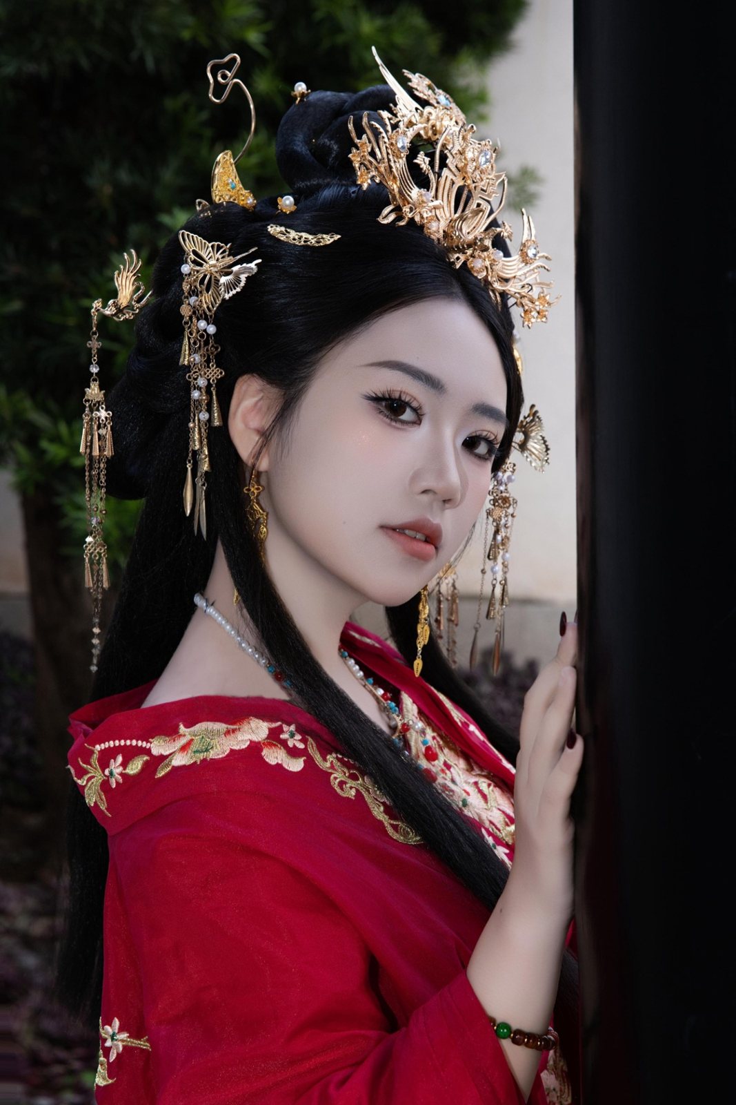 Cinderella in a red hanfu and gold phoenix crown
